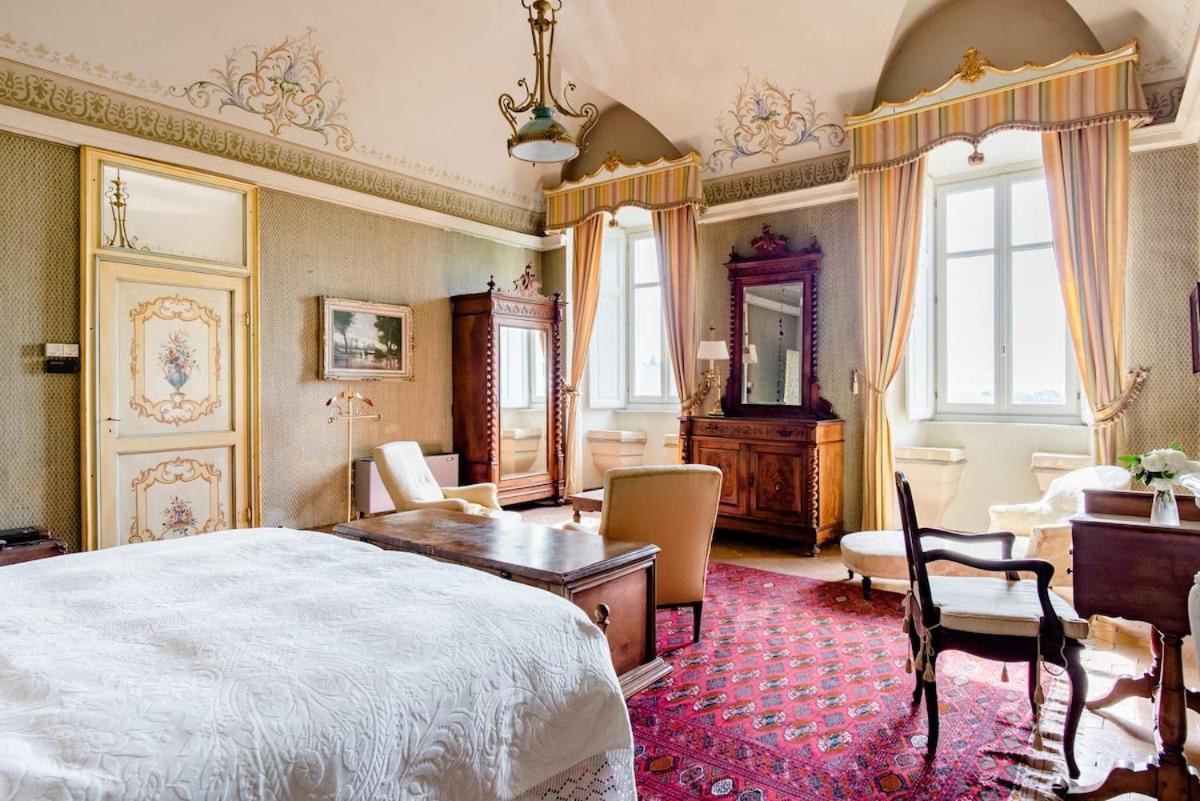 Castello Di Coazzolo Bed & Breakfast Neive Dış mekan fotoğraf