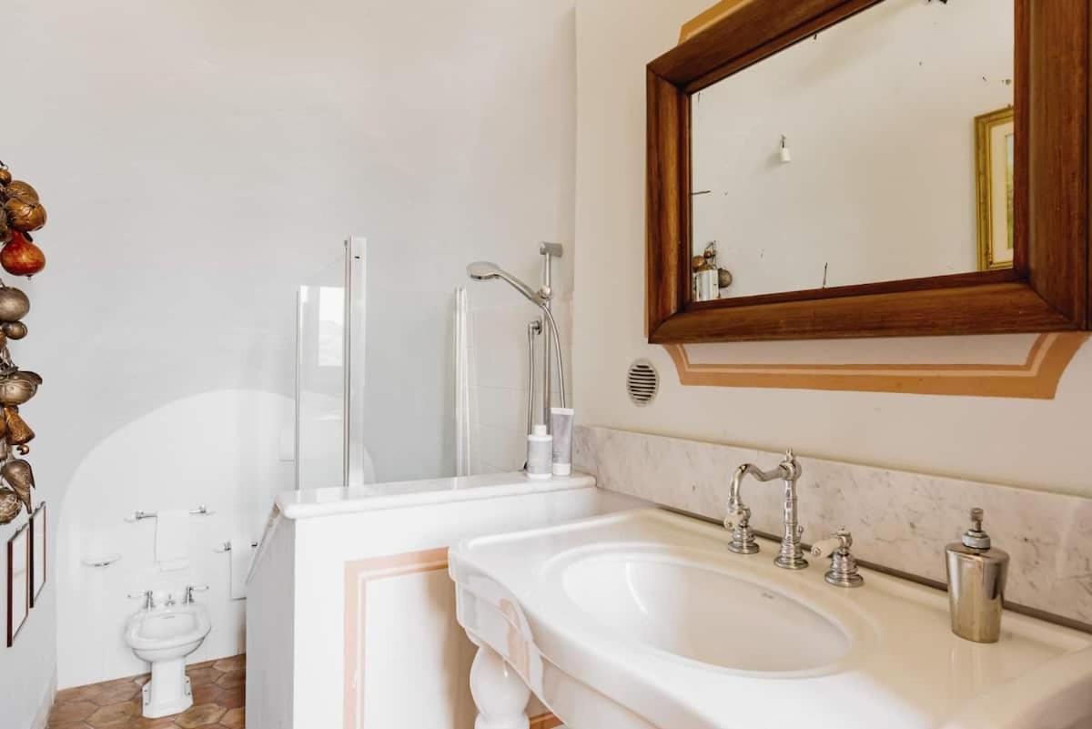 Castello Di Coazzolo Bed & Breakfast Neive Oda fotoğraf