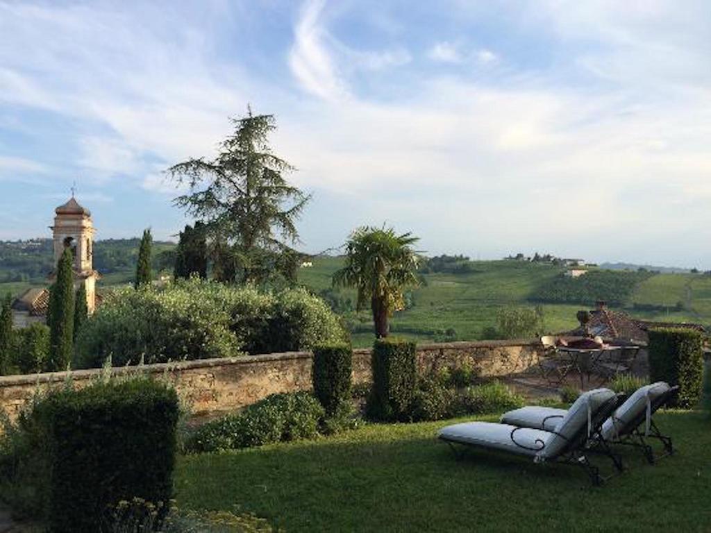 Castello Di Coazzolo Bed & Breakfast Neive Dış mekan fotoğraf