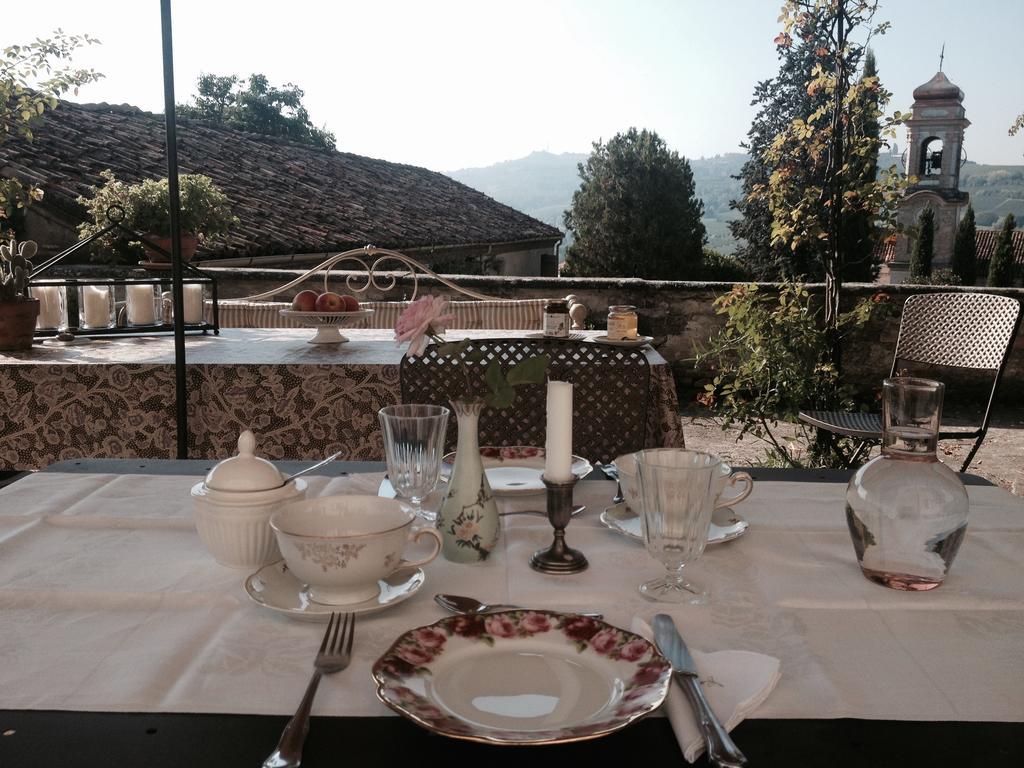 Castello Di Coazzolo Bed & Breakfast Neive Oda fotoğraf