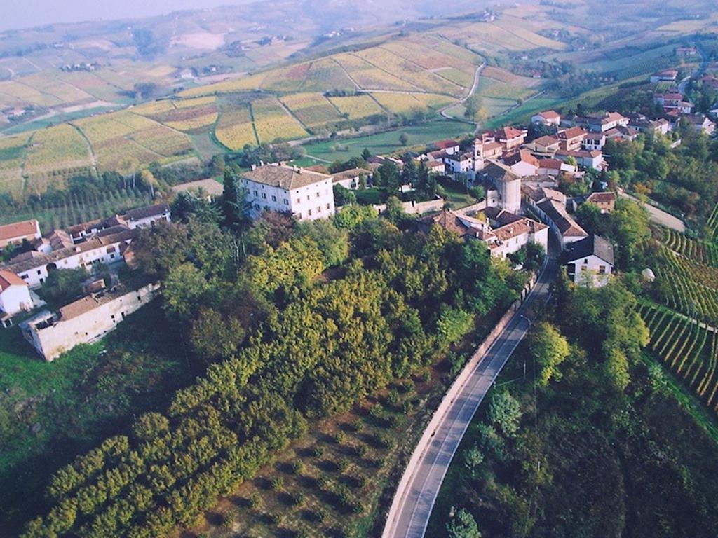 Castello Di Coazzolo Bed & Breakfast Neive Dış mekan fotoğraf