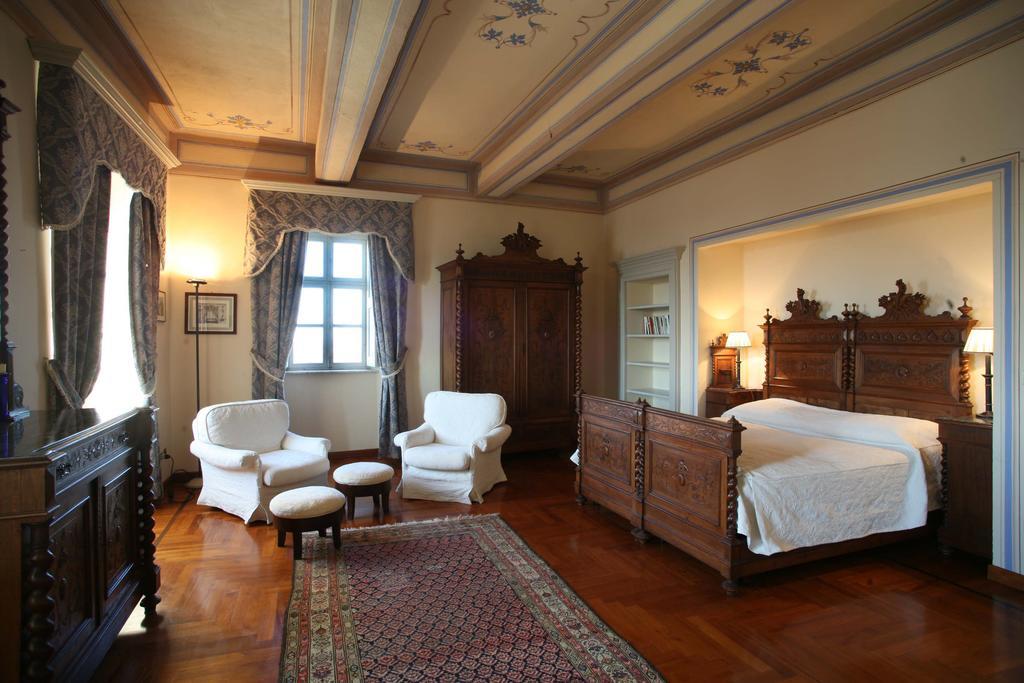 Castello Di Coazzolo Bed & Breakfast Neive Oda fotoğraf